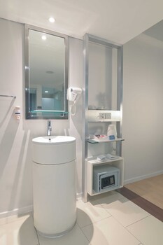 Executive Room | Bathroom | Shower, free toiletries, slippers, bidet