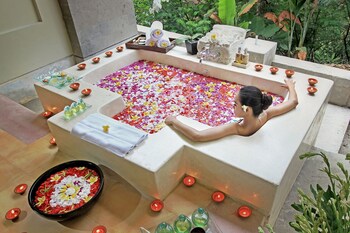 Couples treatment rooms, spa tub, body treatments, aromatherapy