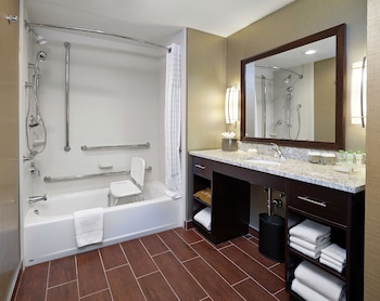 Combined shower/tub, hair dryer, towels