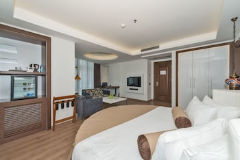 Junior Double Room | 1 bedroom, hypo-allergenic bedding, minibar, in-room safe