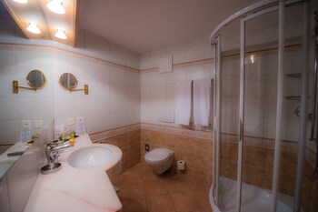 Junior Suite | Bathroom | Free toiletries, hair dryer, bathrobes, slippers