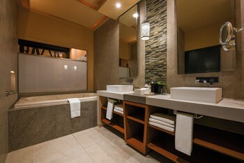 OCEANFRONT SWIM UP SUITE | Bathroom | Separate tub and shower, jetted tub, hydromassage showerhead