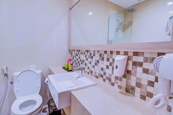 Deluxe Room | Bathroom | Shower, free toiletries, slippers, towels