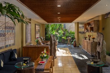 Couples treatment rooms, spa tub, hot springs, body treatments