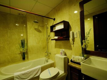 Deep soaking tub, hydromassage showerhead, free toiletries, hair dryer