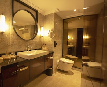 Deluxe Room | Bathroom | Combined shower/tub, deep soaking tub, free toiletries, hair dryer