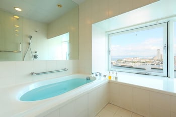 Twin Room | Bathroom | Separate tub and shower, free toiletries, hair dryer, slippers