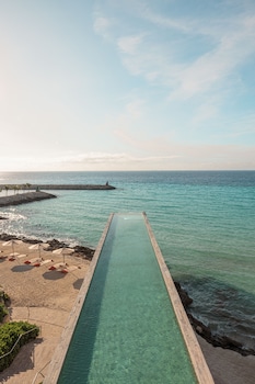 Outdoor pool, pool umbrellas, sun loungers