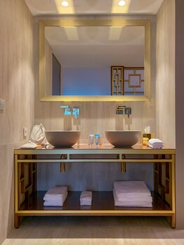 Premium Suite | Bathroom | Eco-friendly toiletries, hair dryer, bathrobes, slippers