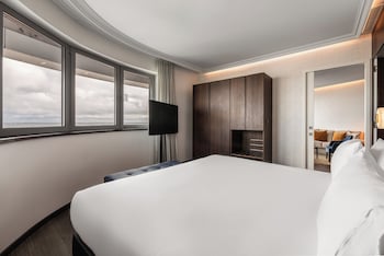 Junior Suite | Hypo-allergenic bedding, minibar, desk, laptop workspace