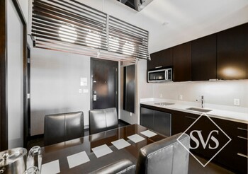 Studio - Vegas City View | Private kitchen | Mini-fridge, microwave, oven, stovetop