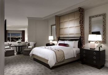 Prestige Club Lounge Premium King Suite | Hypo-allergenic bedding, minibar, in-room safe, desk