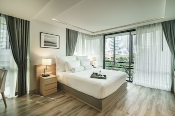 One-Bedroom Suite | Premium bedding, pillowtop beds, minibar, in-room safe