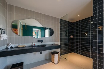 Fig Jungle | Bathroom | Designer toiletries, hair dryer, slippers, bidet