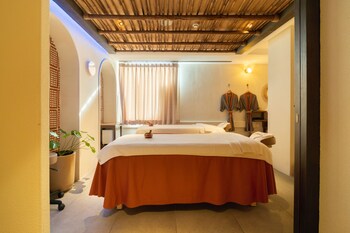 Couples treatment rooms, sauna, spa tub, body treatments, aromatherapy