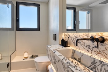 Superior Double Room, City View | Bathroom | Shower, eco-friendly toiletries, hair dryer, bathrobes