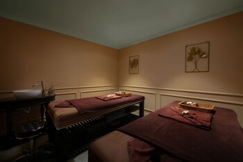 Couples treatment rooms, sauna, spa tub, steam room, body treatments