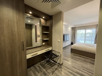 Deluxe King Studio Apartment | Wardrobe