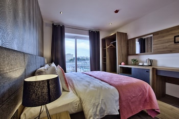 Signature Double or Twin Room | Minibar, desk, soundproofing, iron/ironing board