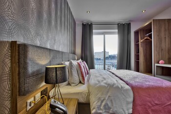 Signature Double or Twin Room | Minibar, desk, soundproofing, iron/ironing board