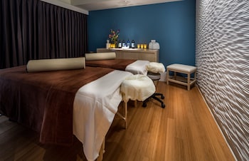 Couples treatment rooms, aromatherapy, deep-tissue massages