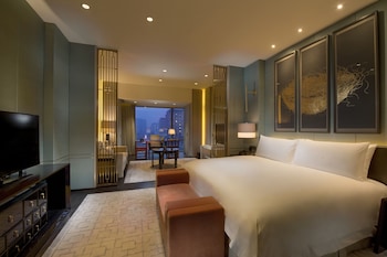 Premier Room, 1 King Bed | Premium bedding, minibar, in-room safe, laptop workspace