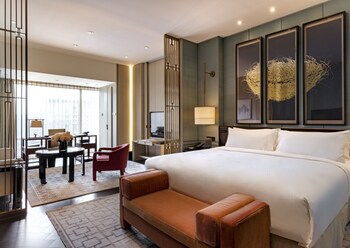 Premier Room, 1 King Bed | Premium bedding, minibar, in-room safe, laptop workspace