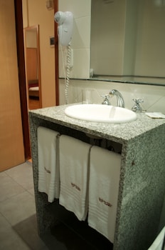 Triple Room | Bathroom | Combined shower/tub, rainfall showerhead, free toiletries, hair dryer