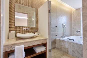 Deluxe Room | Bathroom | Free toiletries, hair dryer, towels, soap