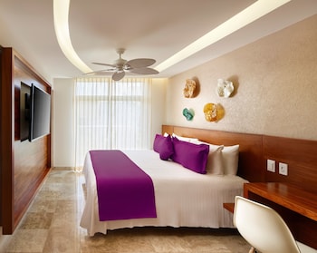 Deluxe Suite (with Jacuzzi) | Premium bedding, minibar, in-room safe, desk