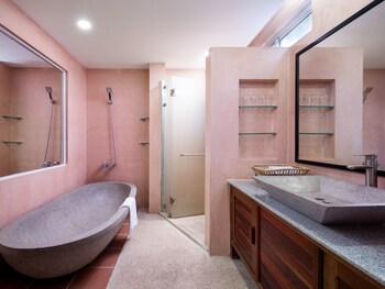 Separate tub and shower, deep soaking tub, free toiletries, hair dryer