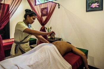 Couples treatment rooms, body treatments, Thai massages, body wraps