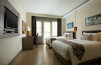 Deluxe Twin Room | Minibar, in-room safe, iron/ironing board, free cribs/infant beds