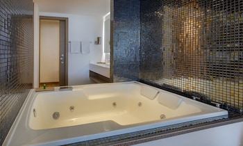 Junior Suite, Jetted Tub | Bathroom | Shower, free toiletries, hair dryer, bathrobes