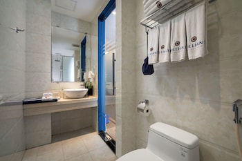 Family Suite, Balcony, City View | Bathroom | Free toiletries, hair dryer, slippers, bidet