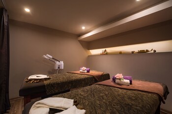 Couples treatment rooms, steam room, body treatments, aromatherapy