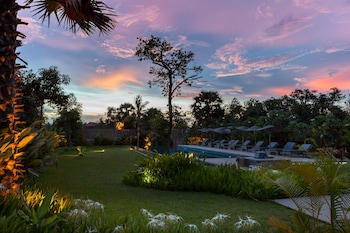 Outdoor pool, pool umbrellas, sun loungers