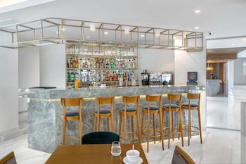 3 bars/lounges, wine bar