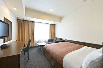 Double Room, Non Smoking | In-room safe, desk, blackout drapes, soundproofing