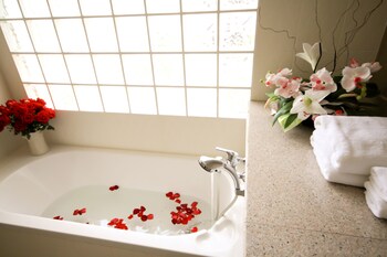 Deluxe Room | Deep soaking bathtub