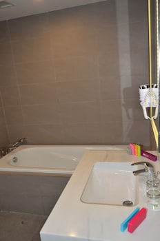 Family Suite, 1 Double Bed | Bathroom | Shower, eco-friendly toiletries, hair dryer, slippers