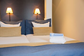 Junior Suite | Hypo-allergenic bedding, down comforters, in-room safe, desk