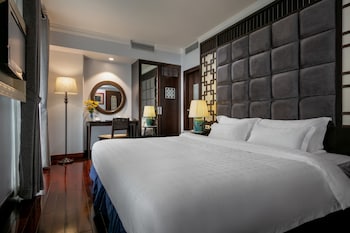 Junior Double Suite Balcony Street View | Minibar, in-room safe, individually decorated, desk