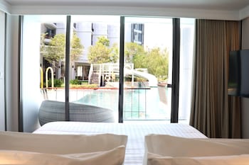 Quarter Pool Access Junior Suite, King Bed | Soundproofing, free WiFi, bed sheets