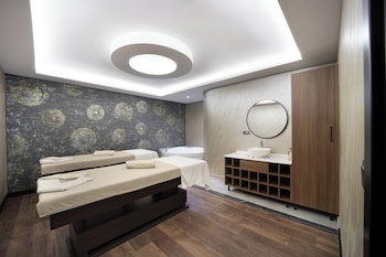 Couples treatment rooms, sauna, steam room, Turkish bath, aromatherapy