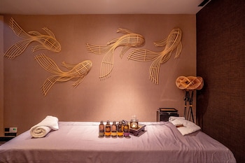 Couples treatment rooms, sauna, steam room, body treatments