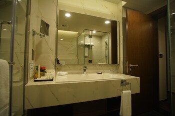 Junior Suite | Bathroom | Rainfall showerhead, free toiletries, hair dryer, bathrobes