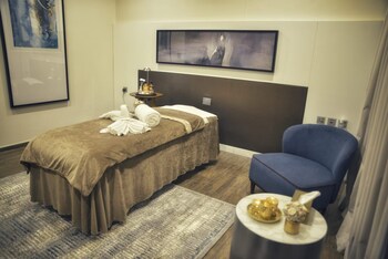 Couples treatment rooms, body treatments, hot stone massages