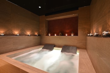 Indoor spa tub