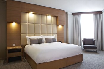 Suite, 1 King Bed | Premium bedding, pillowtop beds, minibar, in-room safe